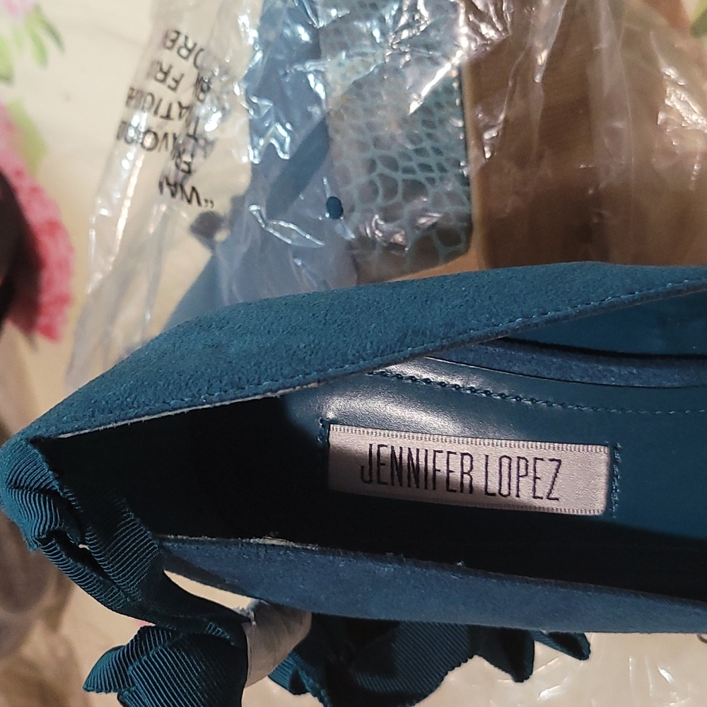 Shoe's - Picture 2 of 2